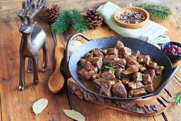 Hirschgulasch in Eisenpfanne