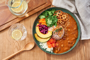 ヘルシーでお洒落な具沢山ベジタブルカレープレート