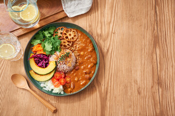 ヘルシーでお洒落な具沢山ベジタブルカレープレート