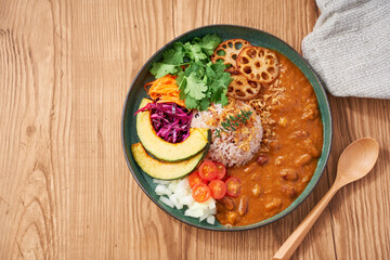 ヘルシーでお洒落な具沢山ベジタブルカレープレート