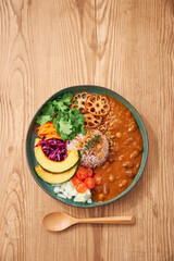 ヘルシーでお洒落な具沢山ベジタブルカレープレート