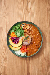 ヘルシーでお洒落な具沢山ベジタブルカレープレート
