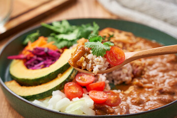 ヘルシーでお洒落な具沢山ベジタブルカレープレート
