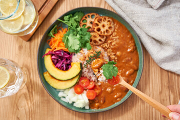 ヘルシーでお洒落な具沢山ベジタブルカレープレート