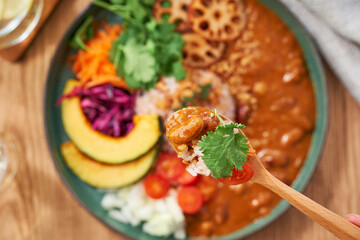ヘルシーでお洒落な具沢山ベジタブルカレープレート
