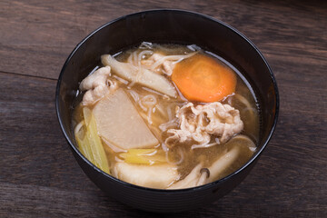 内側の黒いお椀の豚汁のアップ