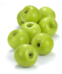 Zielone jabłka na białym tle