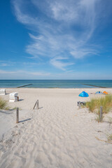 Dünenweg in Richtung Meer mit Standkörben und Strandmuscheln