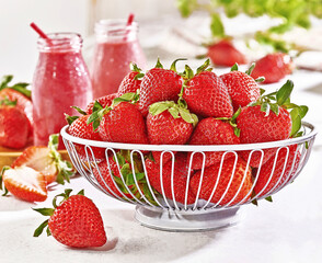 Świeże truskawki w drucianym koszyczku