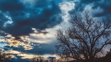 Obraz premium The sky is cloudy and the sun is setting