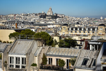 Toit de Paris butte Montmartre au loinl au loin. Paris, France.