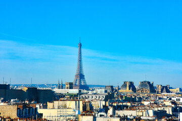 Fototapeta premium Toit de Paris derrière vitre avec tour Eiffel au loin. Paris, France.