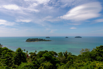 Obraz premium Summer landscape, Small islands under blue sky (Man Nai and Man Nok) Mu Koh Chang National Park, The largest Thai islands in the Gulf of Thailand, Contains dense and steep jungle, Trat province.