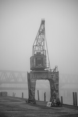 Verladekran im Nebel im Hamburger Hafen