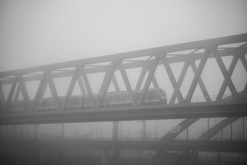Brücke im Nebel im Hamburger Hafen