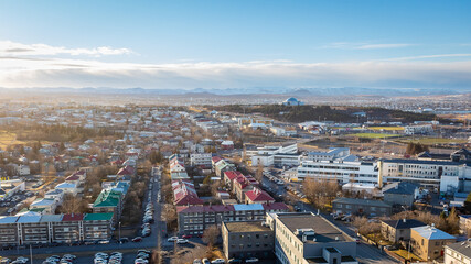 Obraz premium Reykjavík city skyline buildings along the coastline of the Atlantic ocean. Photo taken in Iceland on a sunny day