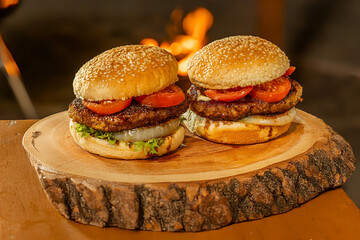 ハンバーガー hamburgers at an outdoor lodge