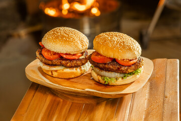 ハンバーガー hamburgers at an outdoor lodge