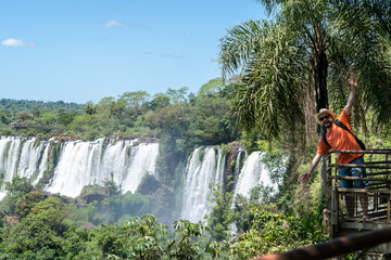Hombre disfrutando emocionado el circuito superior del parque nacional iguazú, en Argentina. Foto con las cataratas del Iguazú de fondo © Javier