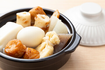 テーブルに一人前のおでん