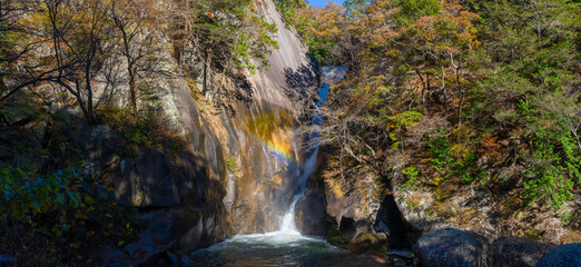 虹がかかった昇仙峡の仙娥滝のパノラマ風景