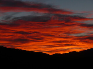 Fototapeta premium uno spettacolare tramonto rosso sui colli parmensi