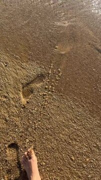 marcas de p&eacute;s na areia da praia 