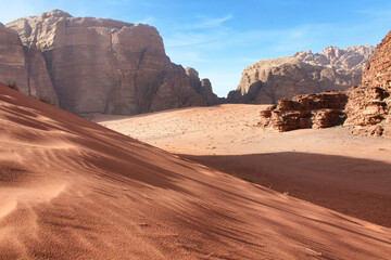 il Wadi Rum, il deserto di pietra e sabbia rossa in Giordania