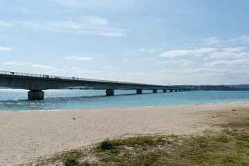 古宇利ビーチから見る古宇利大橋