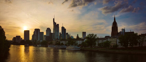 Obraz premium Frankfurt am Main, Skyline im Sonnenuntergang