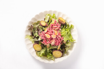 サニーレタスとさつまいもとビーツとキャベツとキヌアのコールスローサラダ