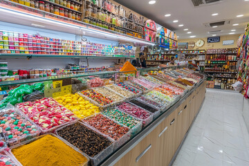 Naklejka premium Bright market full of spices and fabrics