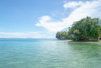 Obraz premium Beautiful beach with high rock cliffs