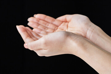 手のひらで掬い上げるポーズをする