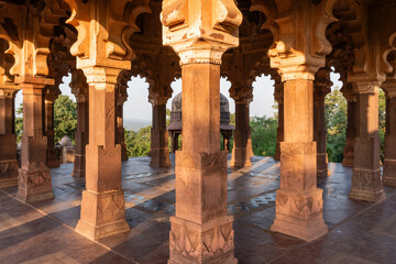 Fototapeta premium Chhatri in Ranthambhor Festung im Ranthambhore Nationalpark
