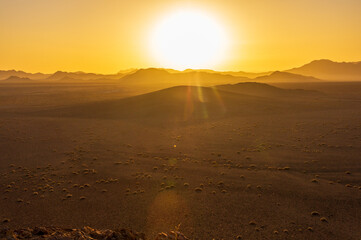 Sonnenuntergang in der afrikanischen Namib Wüste