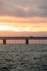 Fototapeta premium Brücke im Sonnenuntergang 