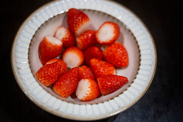 イチゴの入った皿