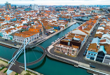 Obraz premium Ria de Aveiro e ciddae de Aveiro em vista aéria 