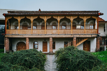 Obraz premium Tourist office of the city of Telavi, the capital of Kakheti (Georgia), located in a beautiful building with traditional Georgian architecture