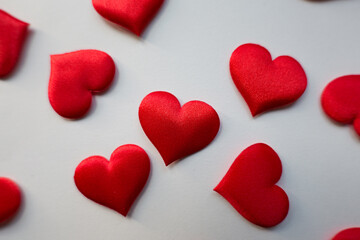 Cuori rossi su sfondo chiaro 