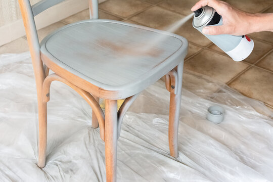 Restauration de meubles anciens. Relooking d'une chaise bistrot. Peinture en bombe.