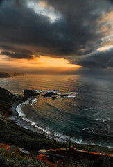 Atardecer en la playa con nubes en el cielo y rayos de luz