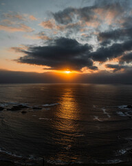 Atardecer en la playa con nubes en el cielo y rayos de luz