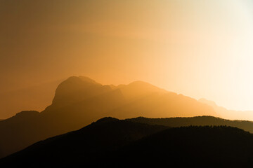 Siluetas de montañas al amanecer 
