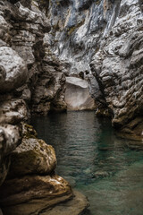 Arroyo con cascada con agua azul entre rocas de un desfiladero