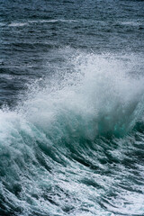 olas del océano rompiendo y salpicando