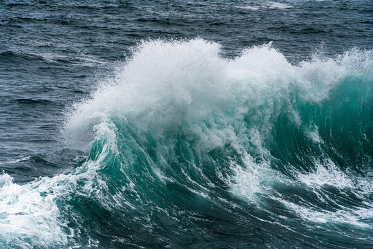 olas del oc&eacute;ano rompiendo y salpicando