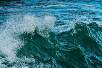 olas del océano rompiendo y salpicando