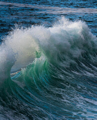 olas del océano rompiendo y salpicando